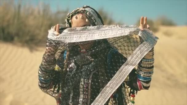 Mulher Cigana Brincando Com Seu Hijab Deserto — Vídeo de Stock