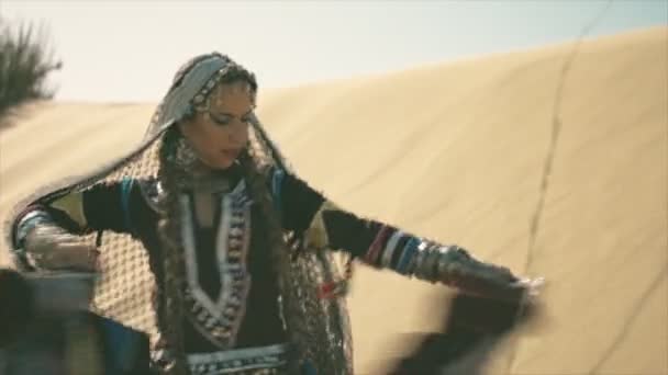 Mujer Gitana Bailando Agitando Vestido Desierto — Vídeo de stock