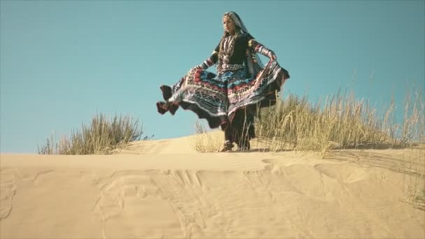 砂漠の砂丘で踊るジプシーの女性 — ストック動画