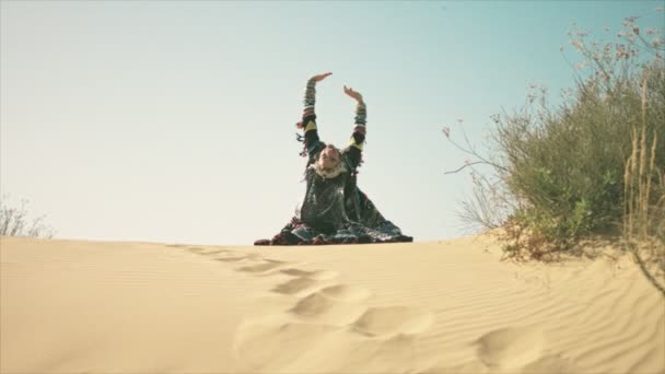 Gypsy Kvinna Viftar Med Händerna Öken Sand Sanddyn — Stockvideo