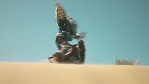 Femme Tsigane Dansant Tournant Sur Une Dune Sable Désert — Video