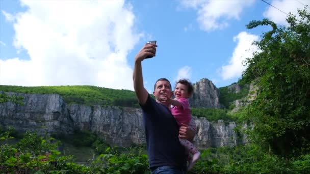 Młody Ojciec Spędza Czas Swoim Dzieckiem Podczas Robienia Selfie Słoneczny — Wideo stockowe