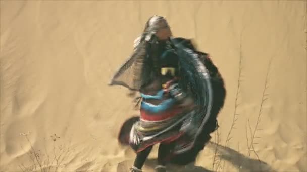 砂の砂丘の砂漠で踊るジプシーの女性 — ストック動画