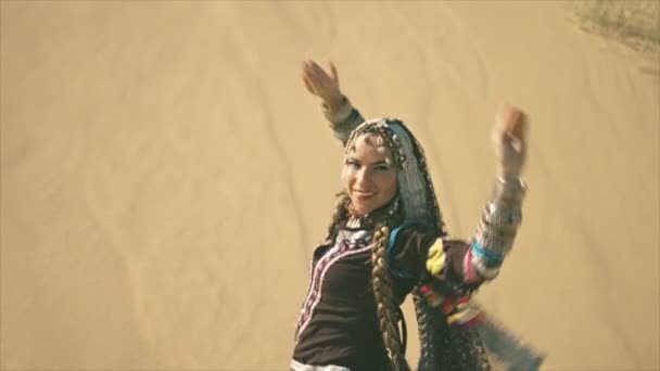 Femme Tsigane Applaudir Les Mains Tourner Dans Désert — Video