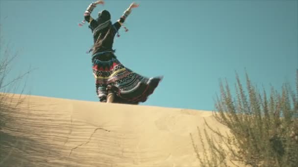 Cigány Mosolyog Táncol Egy Sivatagi Homokdűnén — Stock videók
