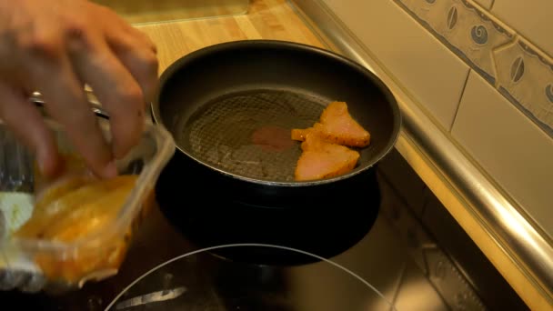 Tavada Hindi Göğsü Fileto Pişiriyorum — Stok video