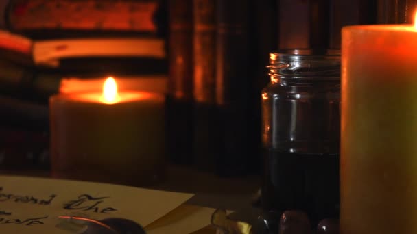 Cerca Fondo Una Antigua Biblioteca Junto Frieplace Con Libros Antiguos — Vídeo de stock