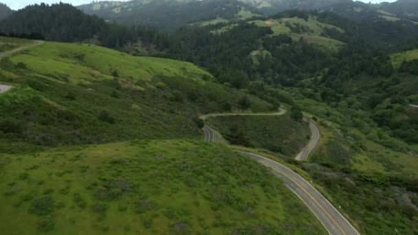 Aerial Pull Back Shot Very Windy Section Highway Northern California — Stock Video