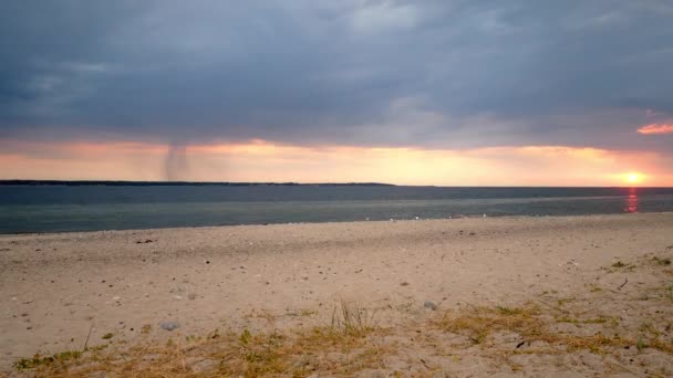 Красивый Пасмурный Летний Закат Пляже — стоковое видео