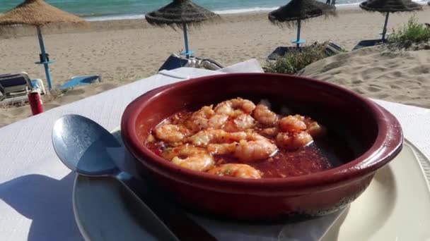 Traditionele Spaanse Gambas Pil Het Strand Bij Zonnig Weer Met — Stockvideo