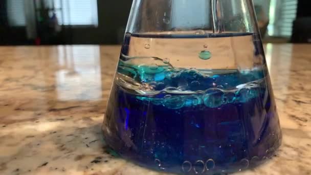 为孩子们设计的瓶子科学实验中的海洋 将婴儿油 水和蓝色食物混合在一起 — 图库视频影像