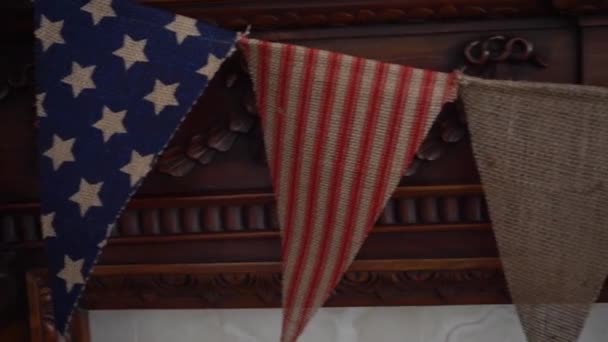 由悬挂在木制壁炉壁炉架上的美国星条旗和条纹旗组成的近照 — 图库视频影像
