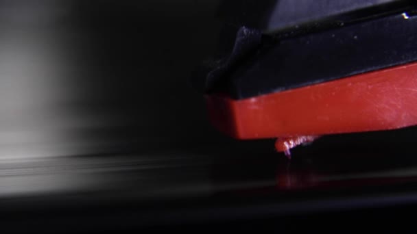 Крупный Макро Снимок Иглы Винила Проигрывателя Вращающейся Пластинке — стоковое видео