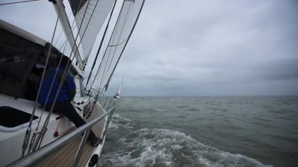 Segling Båtar Frankrike Med Sjöman Sitter Däck Inspelning Från Rochelle — Stockvideo