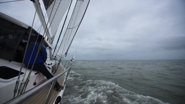 Barche Vela Francia Con Marinaio Seduto Sul Ponte Girato Rochelle — Video Stock