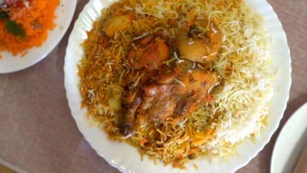 インドとパキスタンからの甘い米Zardaで提供されるホットおいしいハイデラバディビリヤニ スローモーション — ストック動画