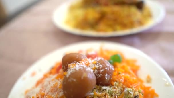 印度甜食 扎尔达米饭 配上伯里亚尼 印度或巴基斯坦菜 — 图库视频影像