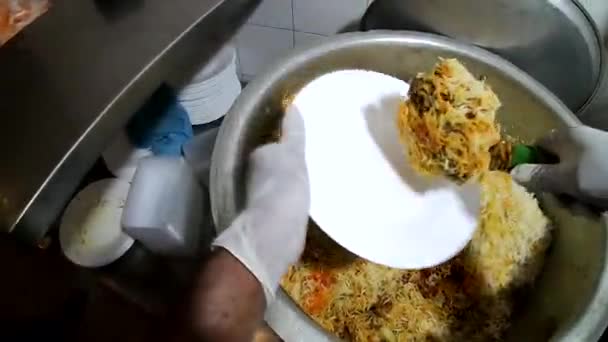 Σερβίρισμα Κοτόπουλο Μπιριάνι Πικάντικο Νόστιμο Και Λαχταριστό Γεύμα Ρυζιού Ζουμερό — Αρχείο Βίντεο