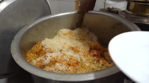 喀拉拉拉邦风格的伯亚尼 用喀拉拉邦传统香料制成的鸡肉 在餐馆里享用 — 图库视频影像
