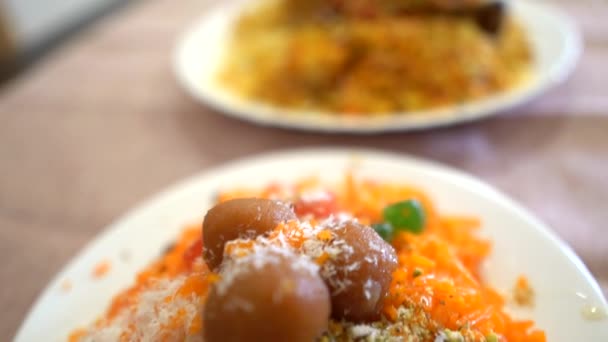 Yapımı Zarda Chicken Sindhi Biryani Nin Yakın Çekimleri Beyaz Bir — Stok video