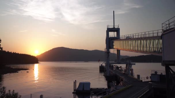 Sole Tramonta Lentamente Dietro Montagne Visibile Porto Traghetti — Video Stock