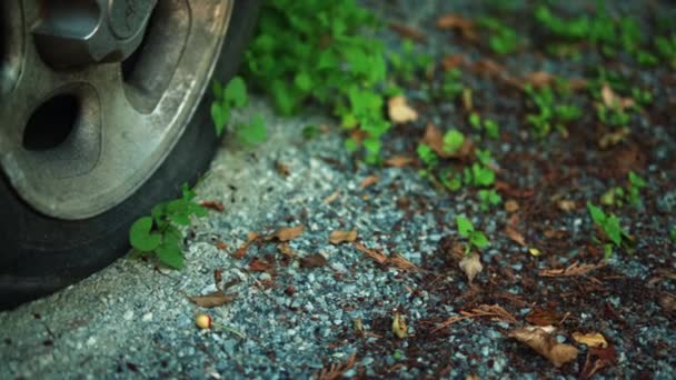Auf Schotterpiste Auf Platten Reifen Aufgefahren — Stockvideo