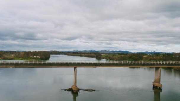 Camión Plataforma Vacía Cruza Puente Del Río Waikato Nueva Zelanda — Vídeo de stock