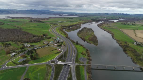 Hoge Luchtvlieg Van Het Autosnelwegsysteem Bij Oversteek Van Wakato Rivier — Stockvideo