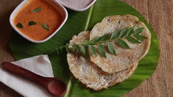 Rotazione Set Dosa Set Dosi Condito Con Burro Ghee Chutney — Video Stock