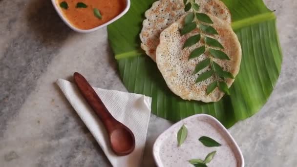 Rotazione Set Dosa Set Dosi Condito Con Burro Ghee Chutney — Video Stock