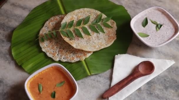 Rotazione Set Dosa Set Dosi Condito Con Burro Ghee Chutney — Video Stock