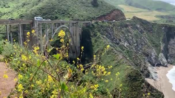 Cars Driving Famous Bixby Creek Bridge Breathtaking Views Pacific Coast — Stock Video