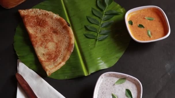 Masala Dosa是南印度人的一餐 配以桑巴和椰子酱 有选择地注重背景 — 图库视频影像