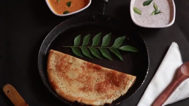 Rotating Masala Dosa Południowoindyjski Posiłek Podawany Sambhar Kokosowym Chutney Selektywny — Wideo stockowe