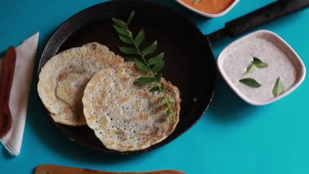 Obrotowy Zestaw Żywności South Indian Dosa Curry Chutney Niebieskim Tle — Wideo stockowe