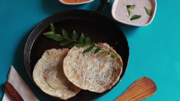 Roterande Sydindiska Matset Dosa Med Curry Och Chutney Blå Bakgrund — Stockvideo