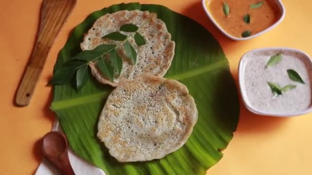 Conjunto Giratorio Comida Del Sur India Dosa Con Curry Chutney — Vídeos de Stock