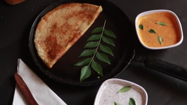 Rotating Masala Dosa Południowoindyjski Posiłek Podawany Sambhar Kokosowym Chutney Skupienie — Wideo stockowe