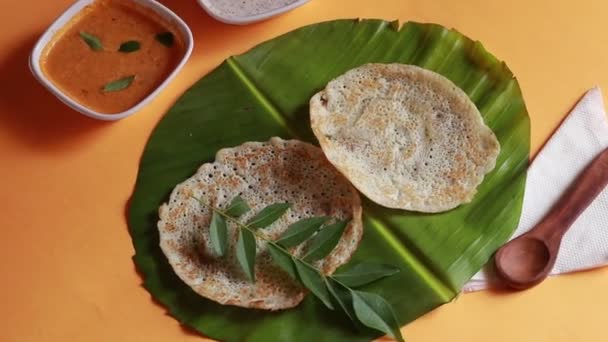 Rotating South Indian Żywności Zestaw Dosa Curry Chutney Żółtym Tle — Wideo stockowe