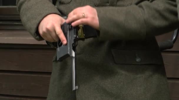 Пистолетный Маузер Второй Мировой Войны Проверка Пистолета — стоковое видео