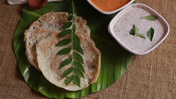 Obrotowy Zestaw Dosa Zestaw Dawek Zwieńczonych Masłem Lub Ghee Chutney — Wideo stockowe