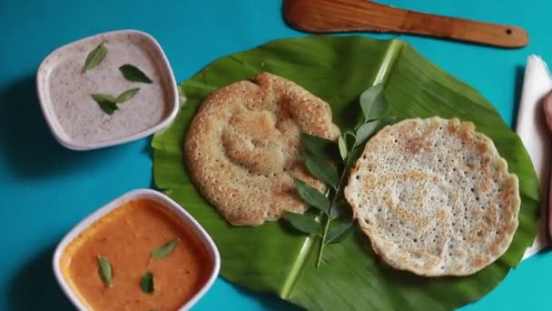 旋转的南印度食物套餐 配咖哩和红辣椒 蓝色背景 — 图库视频影像