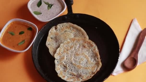 Вращение Oothappam Dosa Южноиндийский Завтрак Использованием Рисовой Чечевицы Овощей Подаваемых — стоковое видео