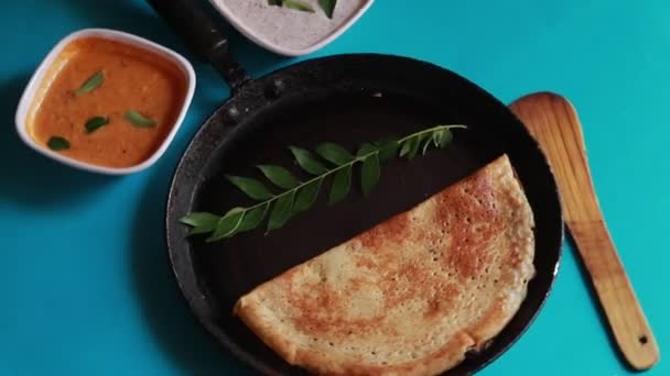 Masala Dosa是南印度人的一餐 配以桑巴和椰子酱 对蓝色背景的选择性关注 — 图库视频影像