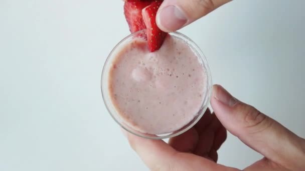 Gezonde Smoothie Bereid Door Blender Geserveerd Witte Achtergrond Versierd Met — Stockvideo