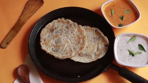 Rotující Oothappam Dosa Jihoindická Snídaně Rýžovou Čočkou Zeleninou Podávaná Kokosovou — Stock video