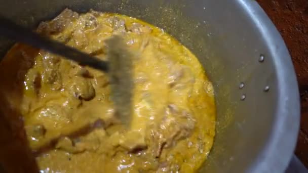 Tavuk Qorma Curry Bir Retorant Için Ticari Bir Mutfakta Yapıyor — Stok video