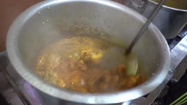 Professionell Kock Stirring Och Matlagning Kryddig Mughlai Kyckling Curry Stuvning — Stockvideo