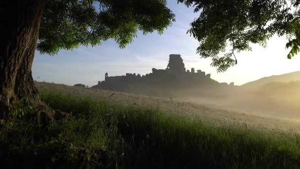 Corfe Castle Vid Soluppgången Med Dimma Långsam Panorering Skott — Stockvideo