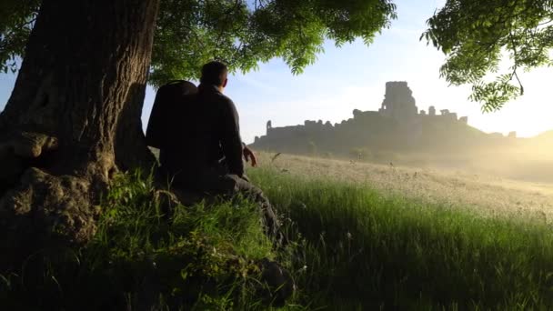 Walker Admirând Castelul Corfe Răsărit — Videoclip de stoc